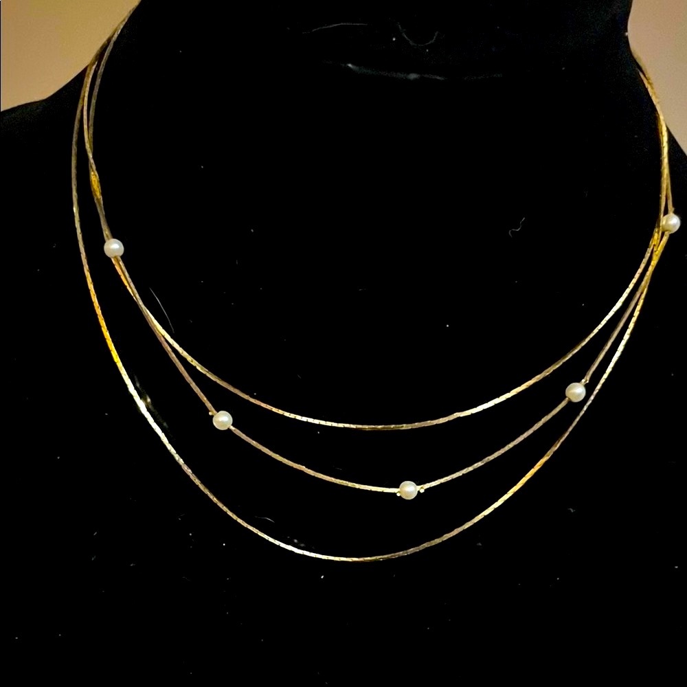 Elegant Gold Multi-Layer Necklace with Pearls - Picture 3 of 3